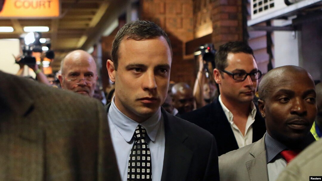 Oscar Pistorius (tengah) meninggalkan ruang sidang pengadilan di kota Pretoria, Afrika Selatan (4/6).