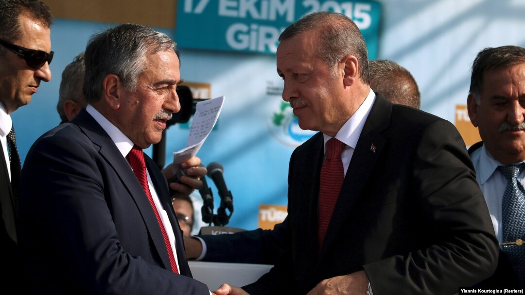 Presiden Turki Tayyip Erdogan (kanan) bersalaman dengan pemimpin Turki Siprus Mustafa Akinci dalam sebuah upacara peresmian proyek pipa air di Myrtoy, 17 Oktober 2015. 