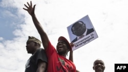 Les étudiants de l'Université du Zimbabwe tiennent un portrait du vice-président Emmerson Mnangagwa, lors d'une manifestation à Harare, le 20 novembre 2017.