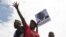 Sinh viên đại học Zimbabwe giương hình của phó tổng thống từng thất sủng, biểu thị sự ủng hộ, và kêu gọi bãi chức bà Mugabe.