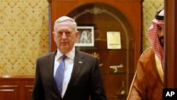 El viceprimer príncipe saudita, Mohammed bin Salman (segundo desde la derecha) escolta al secretario de Defensa de EE.UU., Jim Mattis, a la reunión con sus delegaciones en Riyadh, Arabia Saudita, el miércoles, 19 de abril de 2017. 