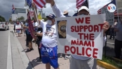 Varios manifestantes se congregan frente al emblemático restaurante Versailles de Miami con carteles de apoyo a la policía y vestidos con los colores de la bandera estadounidense. [Foto: Antoni Belchi,VOA]