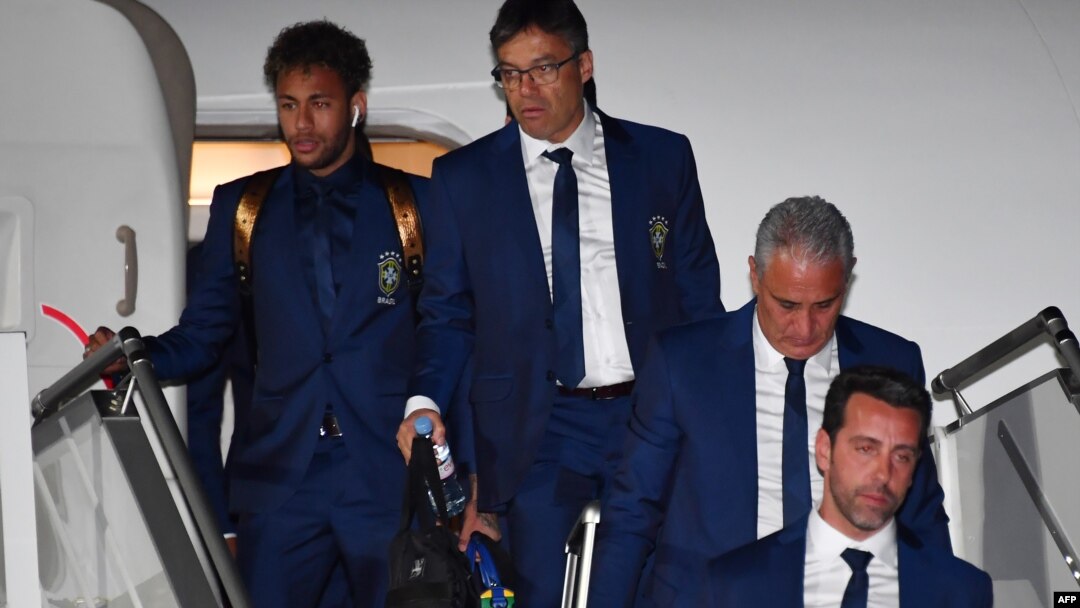 Pemain depan tim Brazil, Neymar (kiri) dan pelatih Tite (kedua dari kanan), turun dari pesawat saat tiba di Bandara Sochi, Rusia, 11 Juni 2018.