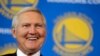 ARCHIVO - Jerry West sonríe después de ser presentado como nuevo miembro de la junta ejecutiva del club de baloncesto Golden State Warriors, durante una conferencia de prensa en San Francisco, el 24 de mayo de 2011.