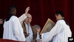 Paus Fransiskus memberkati umatnya dalam ibadat Natal dari balkon utama Gereja Basilika Santo Petrus di Vatikan, Roma, 25 Desember 2018. 