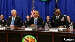 Le président Barack Obama (au c.) se réunissait mercredi avec divers hauts responsables pour discuter des efforts en cours contre les militants de l'État islamique (EI) 