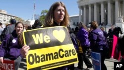 Partidarios de la ley “Obamacare” se manifiestan frente a la Corte Surprema en Washington.