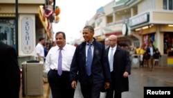 Presiden Obama didampingi Gubernur New Jersey Chris Christie meninjau toko, restoran, dan taman bermain di pesisir New Jersey (28/5). 