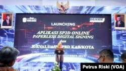 Gubernur Jawa Timur Khofifah Indar Parawansa saat meluncurkan aplikasi online untuk pencairan dana dan evaluasi APBD secara elektronik dalam rangka meminimalisir korupsi. (Foto:VOA/ Petrus Riski).