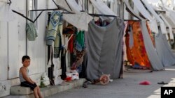 Seorang anak duduk di kamp pengungsi Suriah di kota Kilis, Turki tenggara (foto: dok). Jumlah pengungsi mengalami kenaikan 10% tahun ini. 