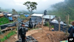 ARCHIVO - Esta foto de archivo difundida por la Policía nacional de Ecuador ene julio de 2019 muestra un asentamiento de minería de oro ilegal durante un operativo en Buenos Aires, Ecuador.