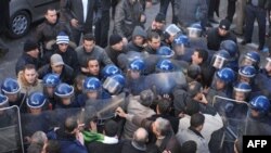 Demonstranti i policija na ulicama Alžira