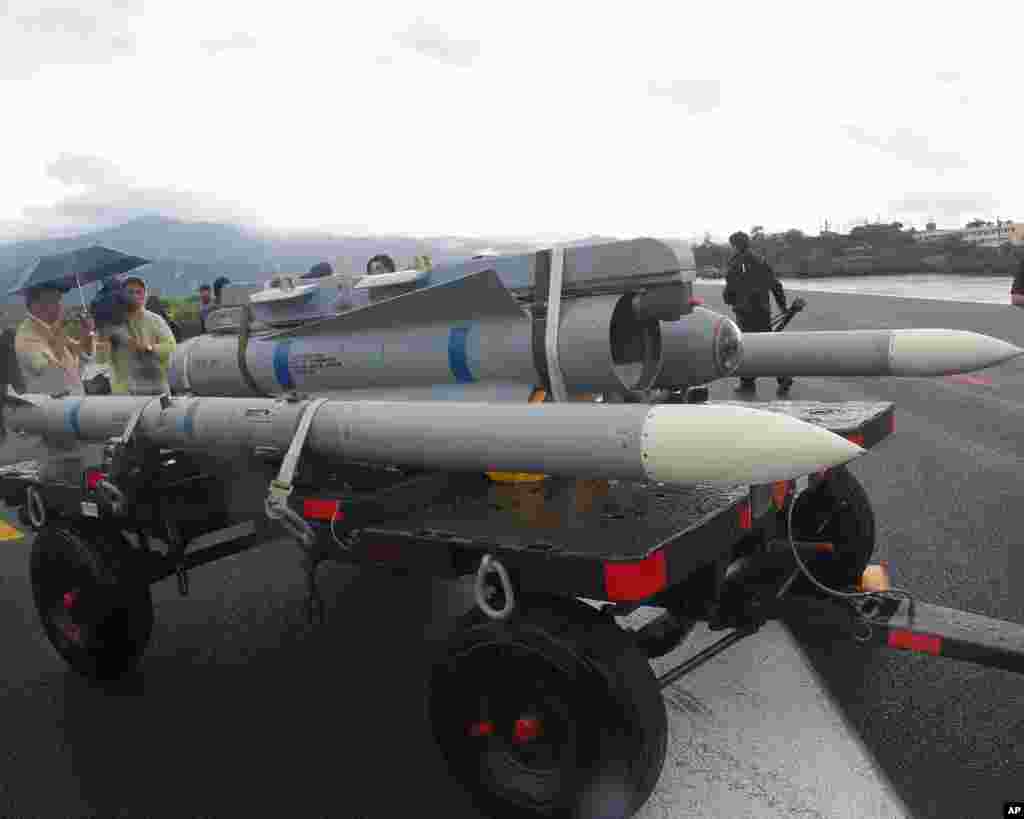 台湾屏东“佳冬段战备道”上展示的导弹
