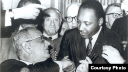 Президент США Линдон Джонсон подписывает Закон об избирательных правах в присутствии Мартина Лютера Кинга и других борцов за гражданскеие права. Вашингтон.6 августа 1965 г.
