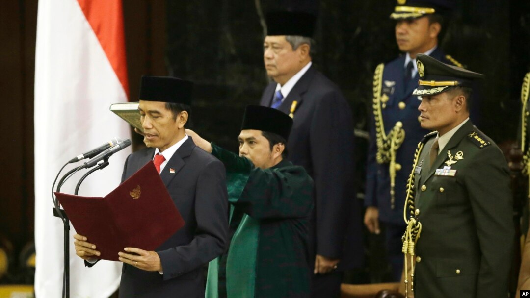President Indonesia ke tujuh, Joko Widodo, membacakan sumpah di gedung DPR/MPR RI, Jakarta (20/10). (AP/Dita Alangkara)