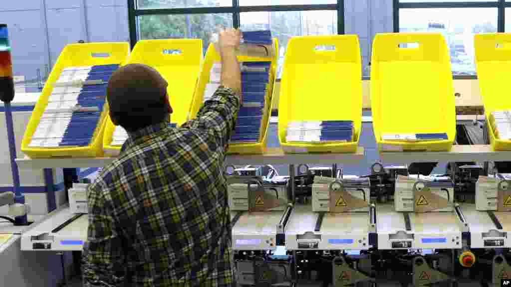 Diego Valencia classe les bulletins d&rsquo; Oregon au bureau de vote du comté de Multnomah à Portland, Oregon, Le lundi 3 novembre 2014. (AP Photo / Don Ryan) 