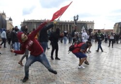 Manifestantes arrojan piedras a la policía durante enfrentamientos en Bogotá, Colombia, el lunes 21 de septiembre de 2020. Sindicatos y grupos estudiantiles convocaron manifestaciones contra la brutalidad policial, la inseguridad civil y la crisis.