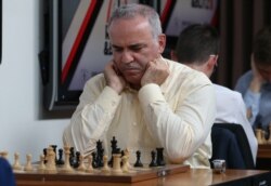 ARCHIVO - El campeón mundial de ajedrez, Garry Kasparov durante un juego contra Levon Aronian, otro maestro del ajedrez, en el segundo día del Grand Chess Tour, en St. Louis, Missouri, el 15 agosto de 2017.