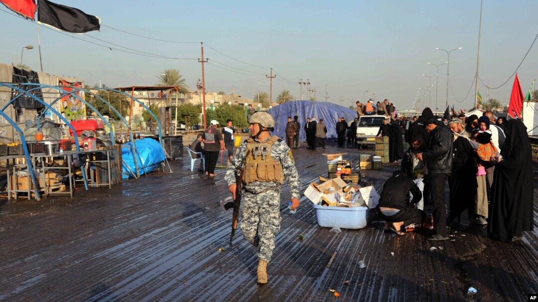 Seorang polisi tengah berpatroli di lokasi pemboman bunuh diri di distrik Dora, Selatan Baghdad (19/12). Dua buah ledakan bom dilaporkan mengguncang pasar di Tus Khormato, sebelah Utara Baghdad, Jumat pagi (20/12) dan menewaskan sedikitnya enam orang.