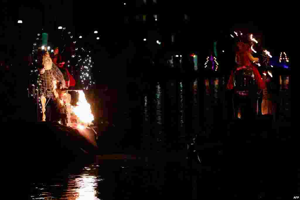 واٹر پریڈ وینس شہر کی نہروں میں چلنے والی کشتیوں اور اس کے کناروں پر ہوئی۔ اسے دیکھنے کے لیے ہزاروں افراد آئے تھے۔