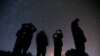 Un grupo de personas observa el cielo con la esperanza de observar un ovni en el desierto de Sedona, EE.UU., el 14 de febrero de 2013.