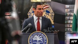 Foto de archivo del alcalde de Miami, Francis Suárez, durante una conferencia de prensa en la Policía de Miami, Florida, el 12 de junio de 2023. (Foto de Giorgio Viera / AFP) 