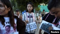 Defensores de la libertad de prensa de Myanmar y activistas juveniles realizan una manifestación exigiendo la libertad de dos periodistas encarcelados de Reuters, Wa Lone y Kyaw Soe Oo, en Yangon, Myanmar, en 2018.