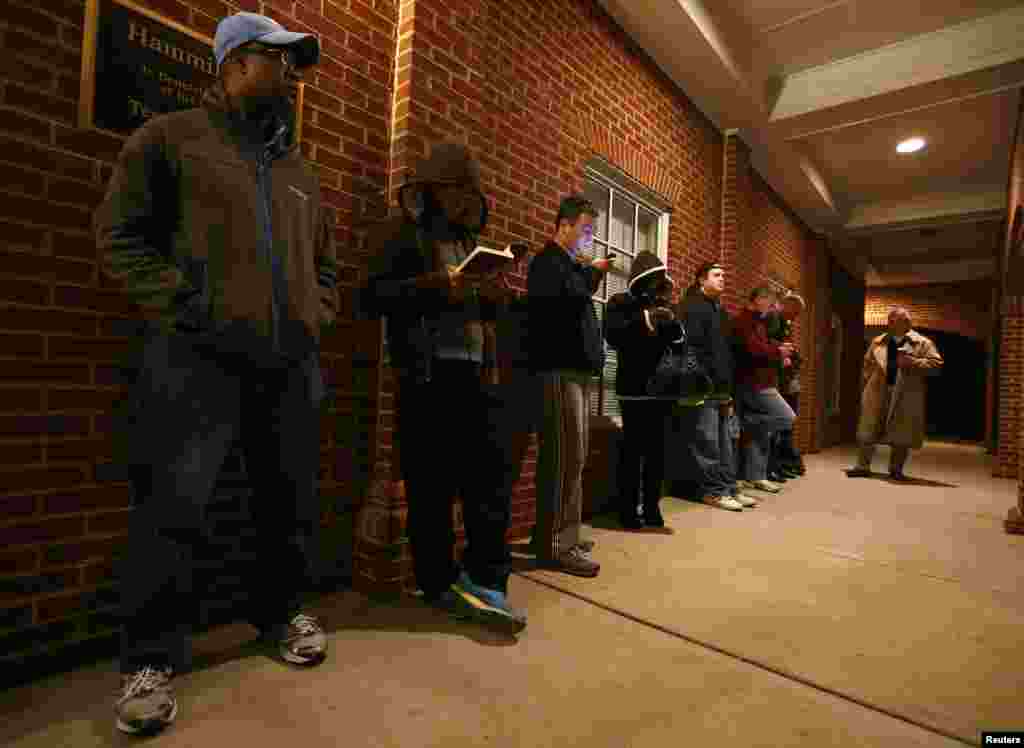 ریاست نارتھ کیرولائنا کے قصبے پائن ول کے اپک پولنگ اسٹیشن پر منہ اندھیرے ووٹروں کی قطار