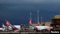 Ndege za Shirila la Kenya Airways zikiwa zimeegeshwa kwenye uwanja wa ndege wa kimataifa wa Jomo Kenyatta wakati wa mgomo
wa marubani Apr. 28, 2016. Picha na maktaba. 