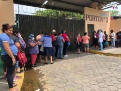Las personas hacen fila para llevar alimentos a pacientes de COVID-19 en un hospital de Managua, Nicaragua. [Foto: Daliana Ocaña/VOA].