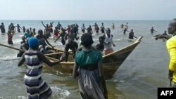 Des survivants d'un accident de bâteau sur le lac Albert, le 26 décembre 2016 à Buliisa.