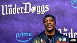 Rapper Snoop Dog tiba untuk acara penayangan perdana film "The Underdoggs" di Culver Theatre, Culver City, California, 23 Januari 2024. (Foto: Frederic J. Brown/AFP)