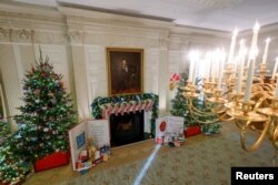 백악관 '스테이트 다이닝 룸' 크리스마스 장식 모습. 에이브러햄 링컨 대통령 초상화 밑에 있는 벽난로에 조 바이든 대통령 가족의 이름을 써 놓은 양말이 걸려있다.