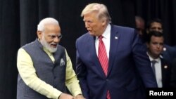 Presiden AS Donald Trump dan PM India Narendra Modi dalam acara "Howdy Modi" di Houston, Minggu (22/9). 