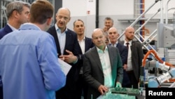 Kanselir Jerman Olaf Scholz (ketiga dari kanan) mengunjungi unit Siemens Industrial Metaverse di Erlangen, Bavaria, Jerman (foto: dok). 