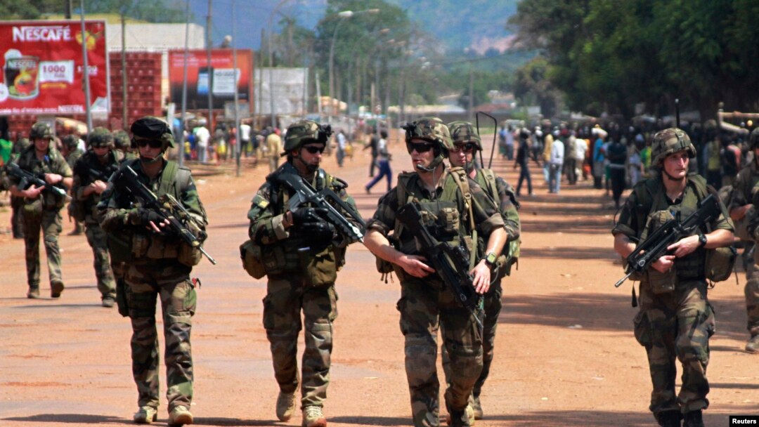 Ratusan tentara Perancis melakukan patroli di jalan-jalan ibukota Bangui, hari Minggu (8/12). 