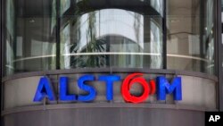 Logo Alstom di kantor pusat perusahaan yang memproduksi kereta cepat dan pembangkit listrik, di Levallois-Perret, di luar Kota Paris, Perancis, 30 April 2014. 