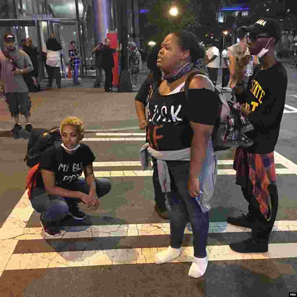 Snapshot from an anti-police protest in Charlotte, North Carolina, Sep. 23, 2016. (R. Mamonov/VOA)