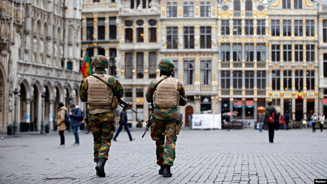 Tentara Belgia berpatroli di Grand Place of Brussels menyusul serangan Selasa di Brussels, Belgia (24/3). (Reuters/Charles Platiau)
