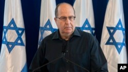 Menhan Israel Moshe Yaalon, mengumumkan kepada media soal pengunduran dirinya di Tel Aviv, Jumat (20/5).