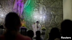 Un sacerdote dirige una misa para los feligreses en la iglesia de Santo Domingo de Guzmán en Managua, Nicaragua, el 2 de agosto de 2022. REUTERS/Maynor Valenzuela