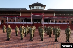 Para menteri kabinet yang baru dilantik berbaris saat retret di akademi militer di Magelang, Jawa Tengah, 25 Oktober 2024. (Tim Media Prabowo/Handout via REUTERS)