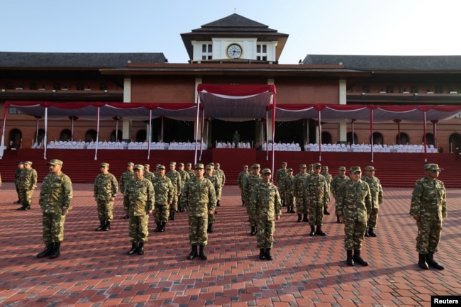 Para menteri kabinet yang baru dilantik berbaris saat retret di akademi militer di Magelang, Jawa Tengah, 25 Oktober 2024. (Tim Media Prabowo/Handout via REUTERS)