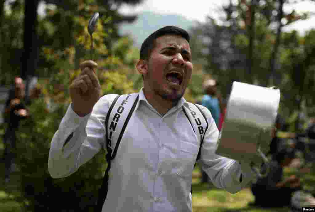 Un manifestante golpea una olla durante una protesta en el Parque Nacional mientras continúa la huelga nacional en Bogotá, Colombia, el 23 de noviembre de 2019. REUTERS / Luisa González.