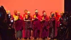 གྱོན་གོས་དཔེ་གསར་འགྲེམས་སྟོན་ལ་ནང་པའི་དགེ་འདུན་པ་རྣམས་ཀྱིས་སྨོན་ལམ།