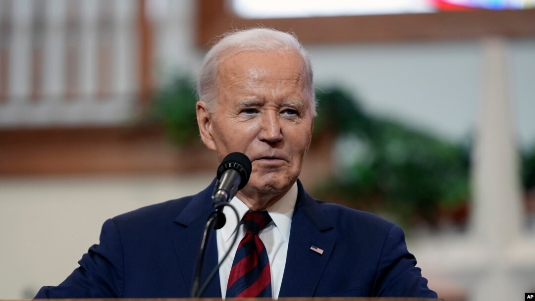 El presidente Joe Biden habla durante un servicio religioso en la Iglesia Bautista Misionera Real en North Charleston, Carolina del Sur, el domingo 19 de enero de 2025.