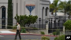 Suasana di sekitar Sinagoga Chabad Poway, San Diego, California, 28 April 2019. 