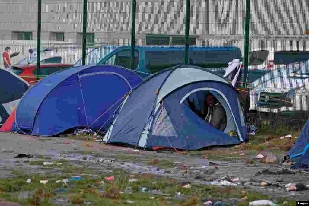 تصویری از یک مهاجر در چادری به عنوان سر پناه در شهر بندری کالایس در فرانسه &nbsp;