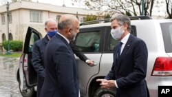 შეერთებული შტატების სახელმწიფო მდივანი ენტონი ბლინკენი და ავღანეთის საგარეო საქმეთა მინისტრი მოჰამედ ჰანიფ ატმარი, ქაბული, ავღანეთი, 2021 წლის 15 აპრილი