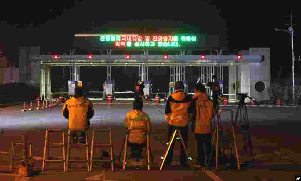 29일 한국 파주시 판문점 인근 남북출입사무소에서 개성공단 남측 철수 인력을 만나기위해 대기 중인 언론사 기자들.